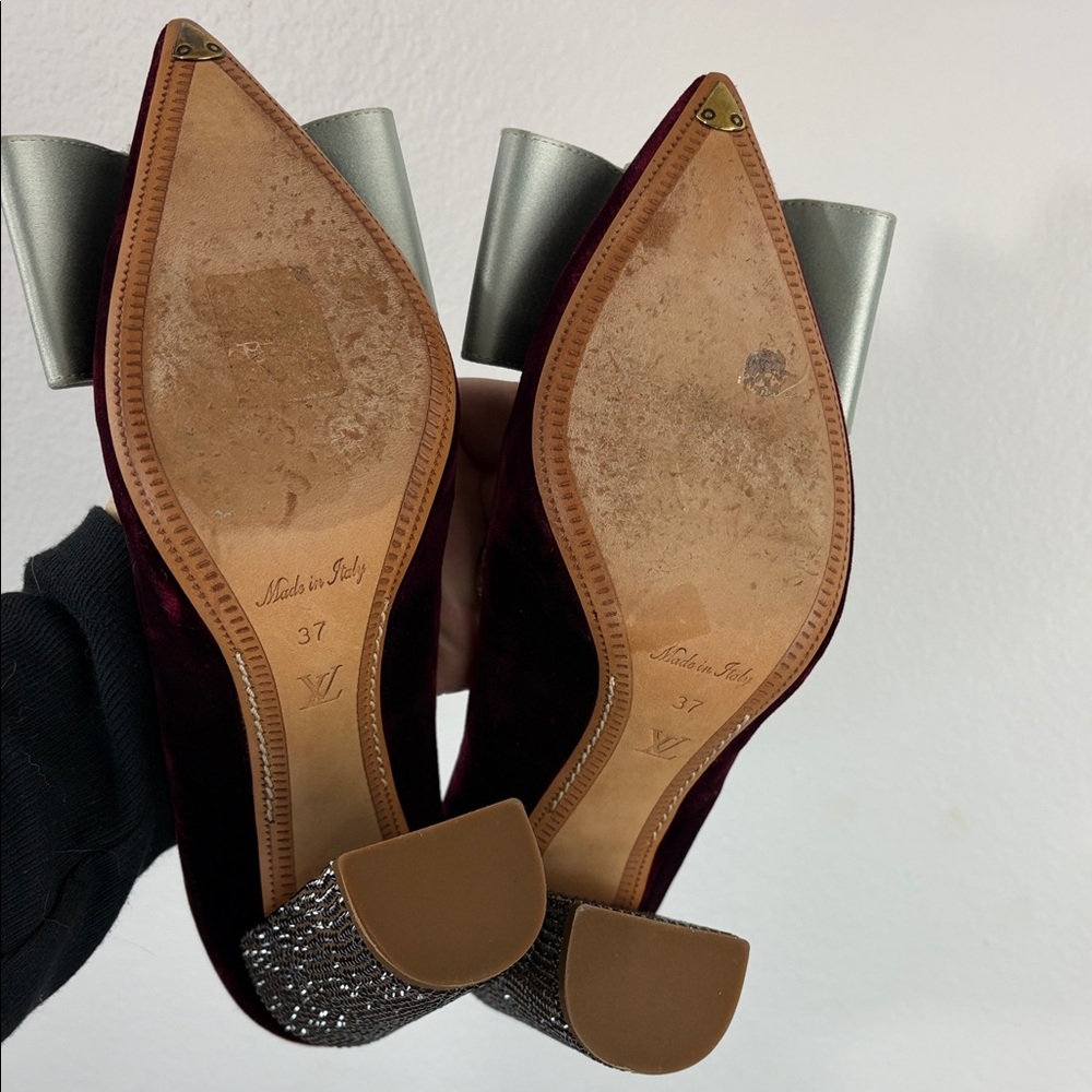 Louis Vuitton Burgundy/Grey Velvet Satin Bow Crystal Embellished Block Heel Pump - Picture 8 of 12